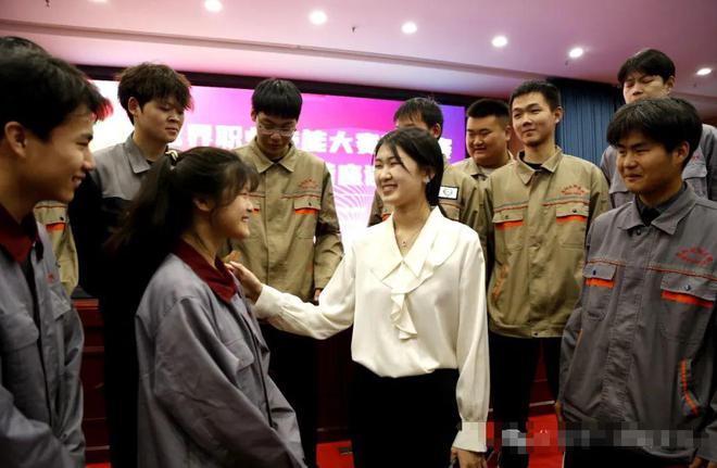 初中毕业去当流水线女工五年后却成为世界冠军22岁成人生赢家(图11)