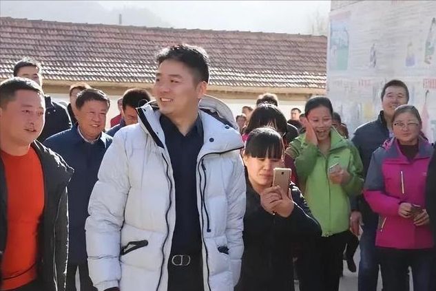 刘强东妹夫近况！是教师没再婚抚养仨女儿大舅哥每年给一百万(图5)