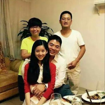 刘强东妹夫近况！是教师没再婚抚养仨女儿大舅哥每年给一百万(图15)