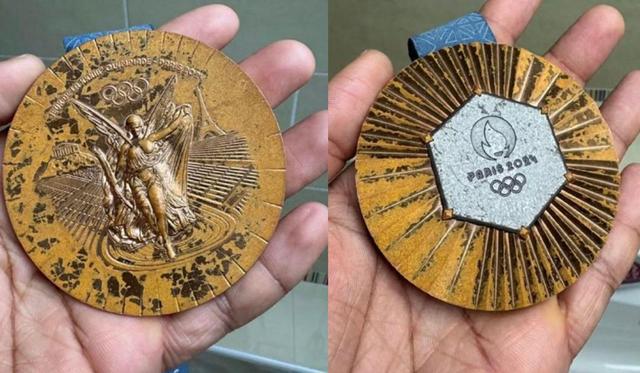 巴黎奥运奖牌因氧化被退回对比北京金镶玉奖牌荣光与瑕疵尽显(图4)