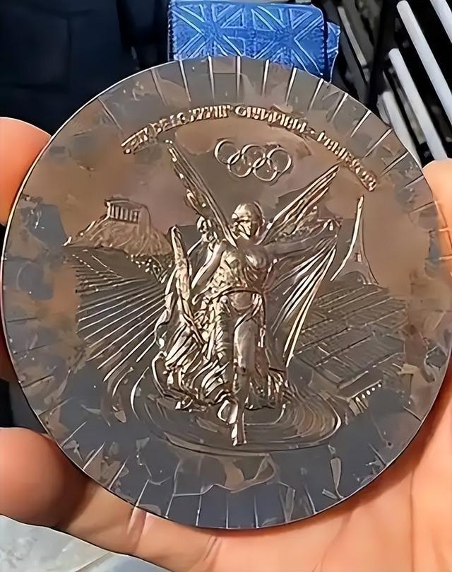 巴黎奥运奖牌因氧化被退回对比北京金镶玉奖牌荣光与瑕疵尽显(图5)