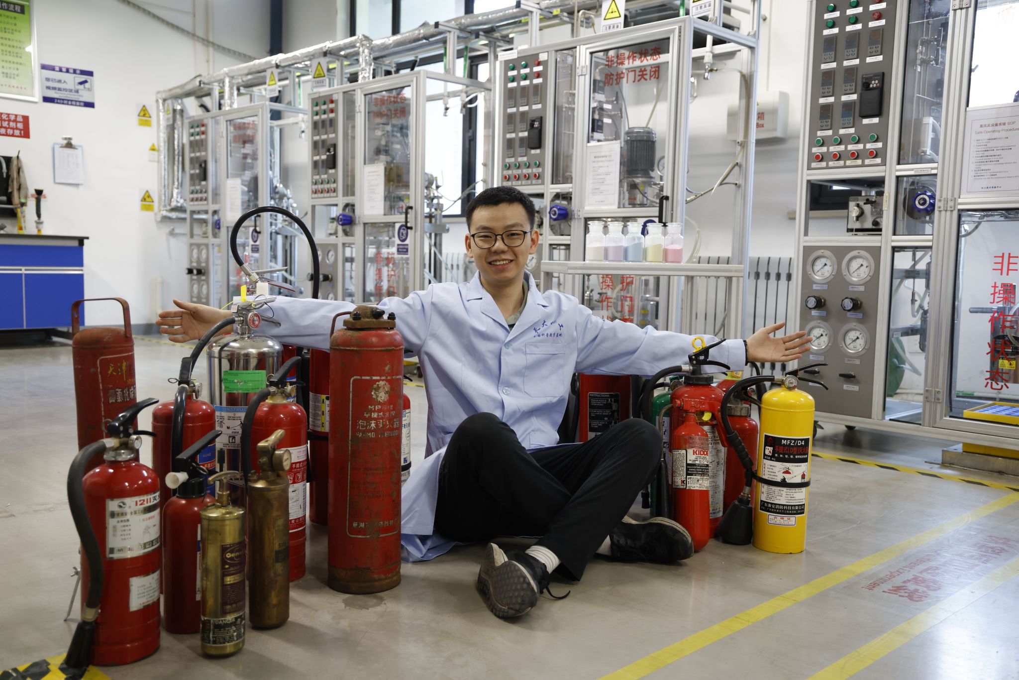 光明日报：这位大学生收藏了上百具灭火器！(图1)