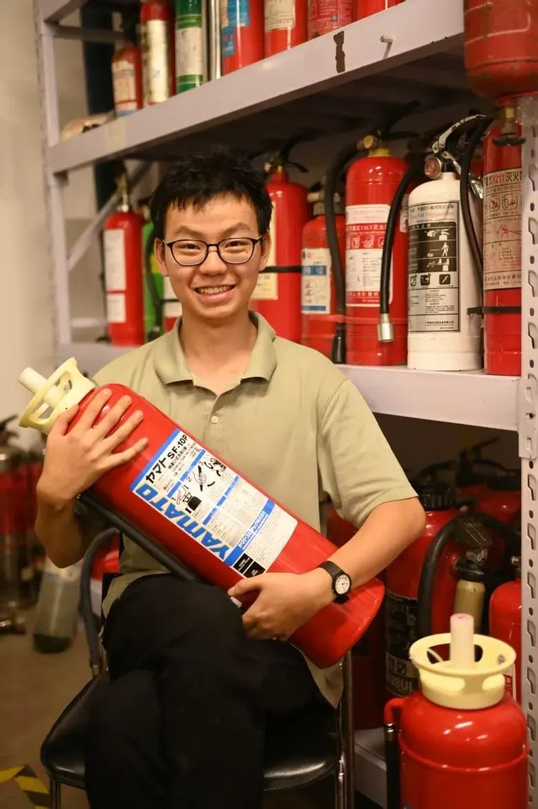 光明日报：这位大学生收藏了上百具灭火器！(图2)