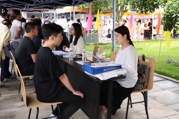 超千岗位揽才重庆化工职业学院举行2025年四川南充专场招聘会(图2)
