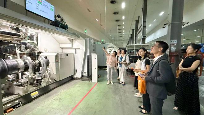 中国驻泰参赞访问中企轮胎厂！(图2)