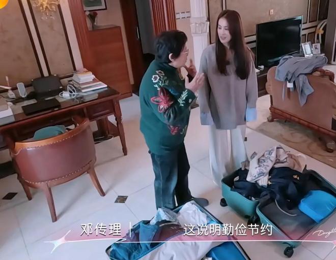 黄圣依母亲住上海几百平豪宅却穿破洞袜子衣服也穿了30年(图10)