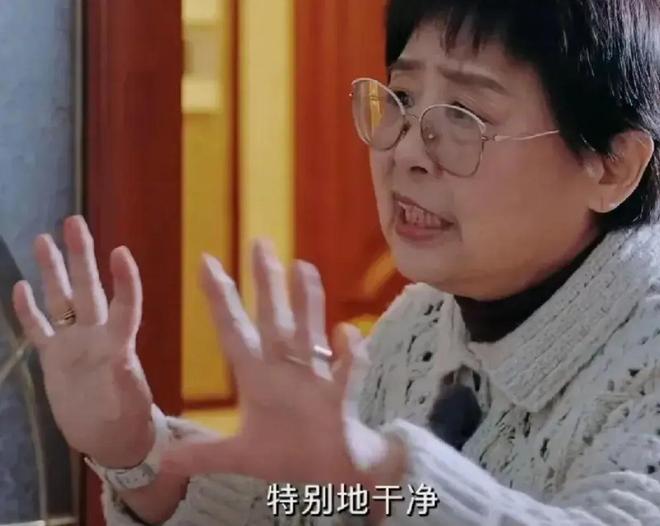 黄圣依母亲住上海几百平豪宅却穿破洞袜子衣服也穿了30年(图4)