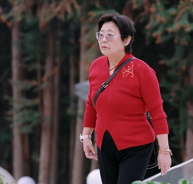 黄圣依母亲住上海几百平豪宅却穿破洞袜子衣服也穿了30年(图13)