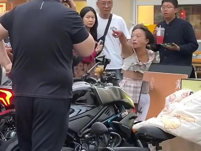 国服钟无艳事件大结局打人男子被拘留3天摩托车也没有改装过(图1)