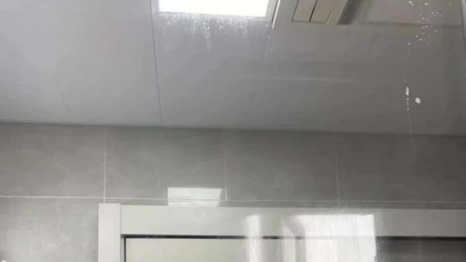 淋浴房玻璃上水垢擦不掉教你个清洁妙招抹一下全干净(图5)