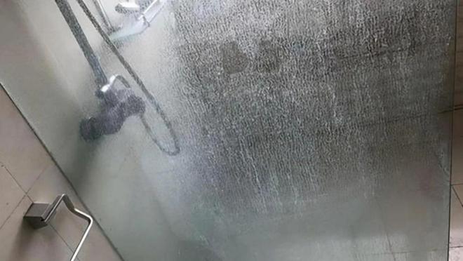 淋浴房玻璃上水垢擦不掉教你个清洁妙招抹一下全干净(图1)