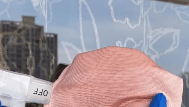 淋浴房玻璃上水垢擦不掉教你个清洁妙招抹一下全干净(图10)