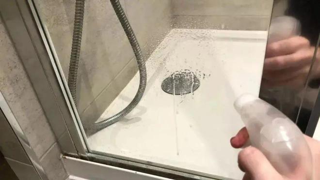 淋浴房玻璃上水垢擦不掉教你个清洁妙招抹一下全干净(图8)