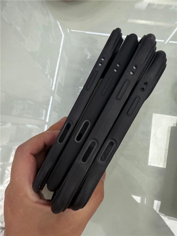 苹果发布会临近iPhone17系列硅胶保护壳抢先曝光(图2)