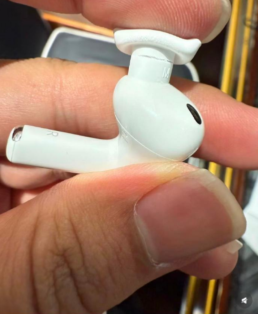 苹果客服回应AirPodsPro3耳塞断裂：更换不当不属于保修范围建议轻一点(图1)