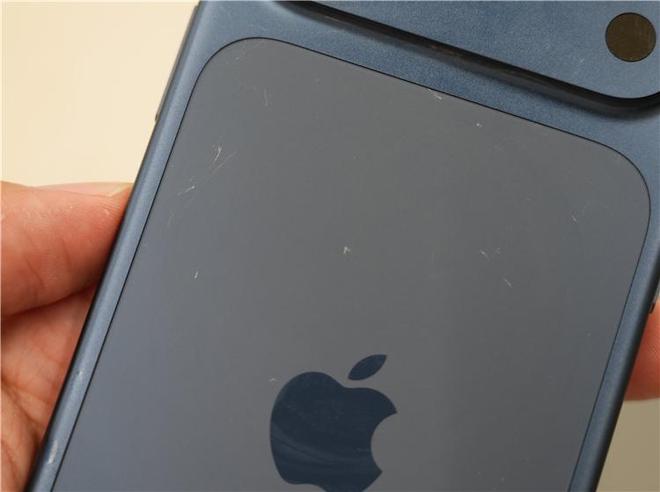 iPhone17Pro机身划痕太多？曝苹果有两种方法应对！(图1)