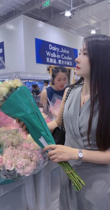 江苏一公司老板季晨阳去世女儿12岁妻子貌美两月前刚提新车(图11)
