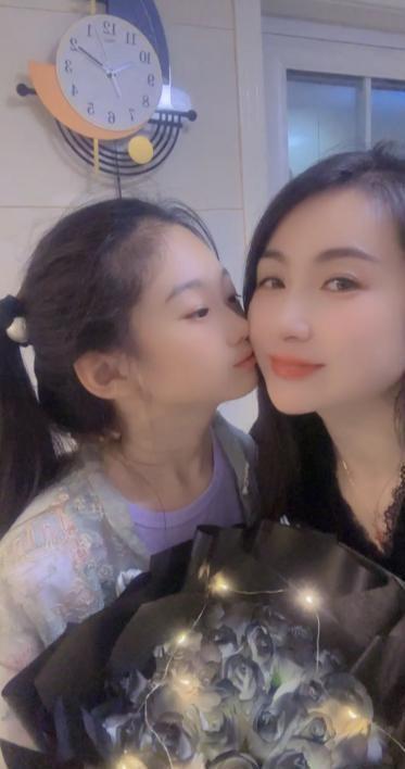 江苏一公司老板季晨阳去世女儿12岁妻子貌美两月前刚提新车(图17)