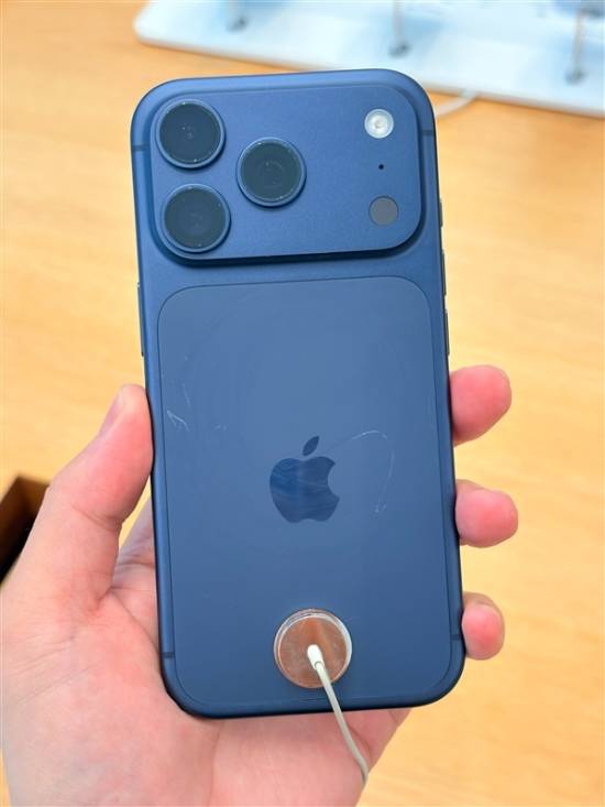 苹果解决iPhone17Pro展示机刮花问题：套上硅胶壳(图1)