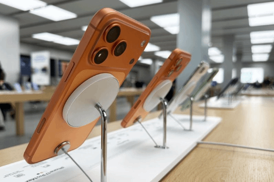 苹果解决iPhone17Pro展示机刮花问题：套上硅胶壳(图2)