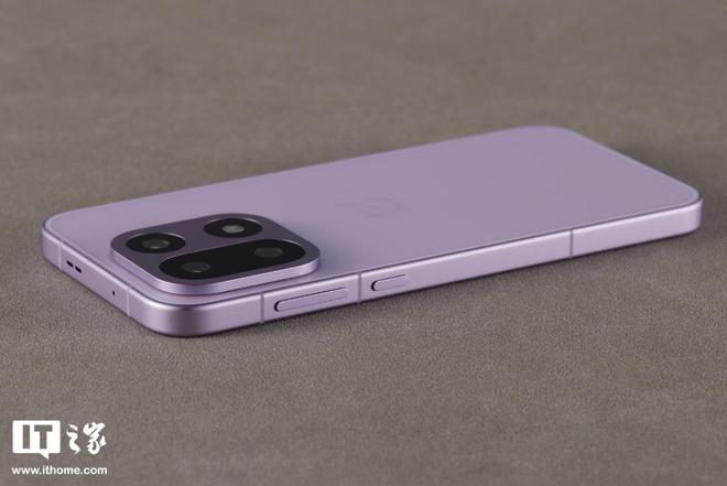 【IT之家开箱】一加15双配色真机图赏：多种工艺奇妙手感(图5)