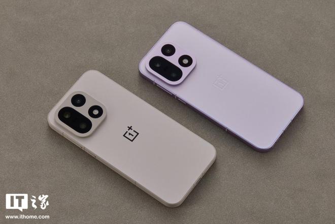 【IT之家开箱】一加15双配色真机图赏：多种工艺奇妙手感(图2)