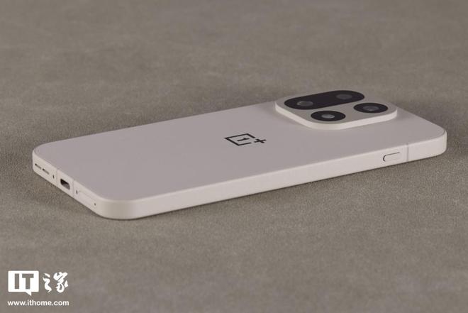 【IT之家开箱】一加15双配色真机图赏：多种工艺奇妙手感(图4)