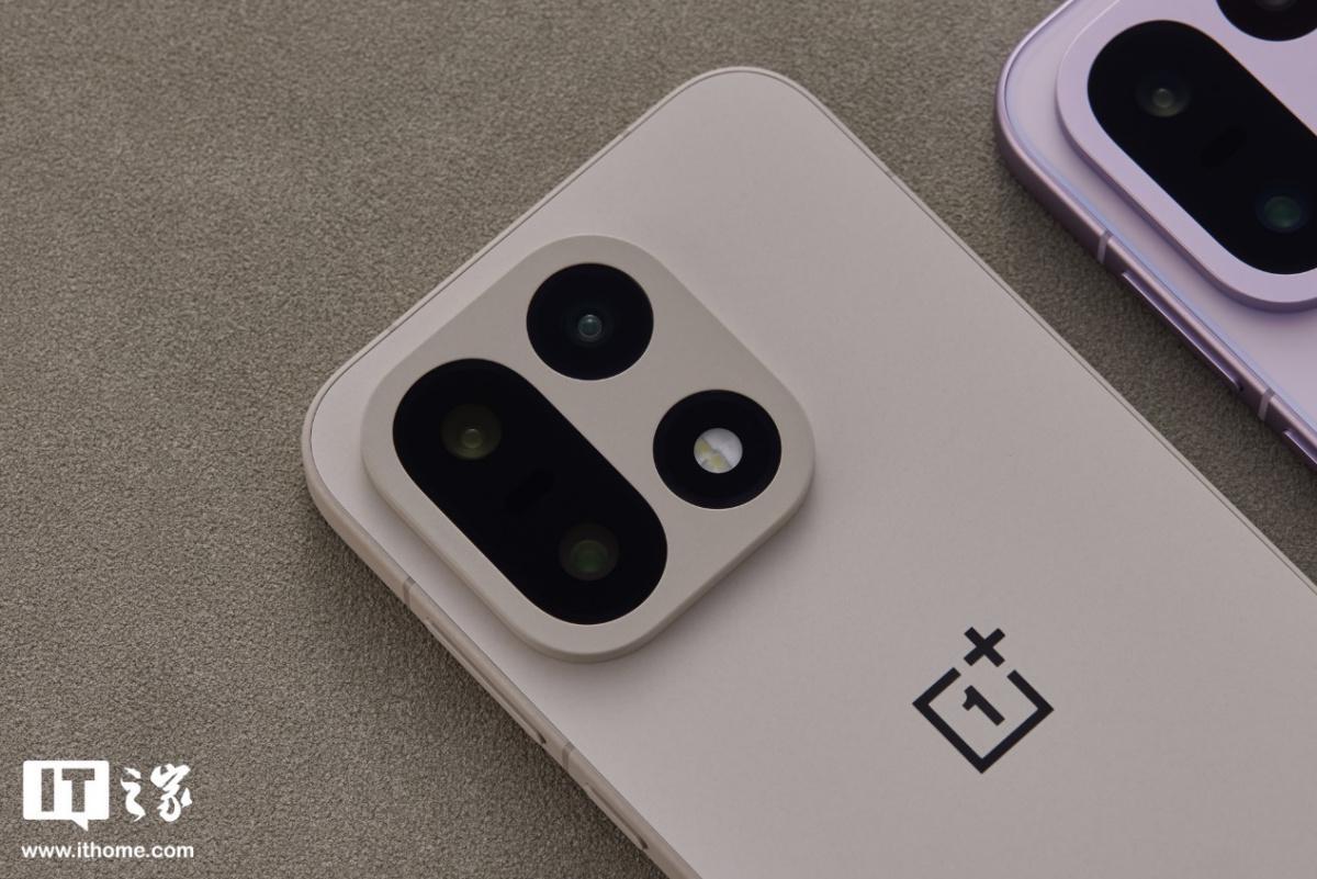 【IT之家开箱】一加15双配色真机图赏：多种工艺奇妙手感(图3)