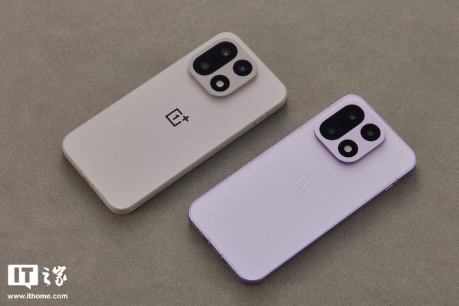 【IT之家开箱】一加15双配色真机图赏：多种工艺奇妙手感(图1)