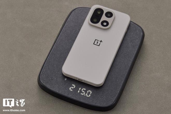 【IT之家开箱】一加15双配色真机图赏：多种工艺奇妙手感(图7)
