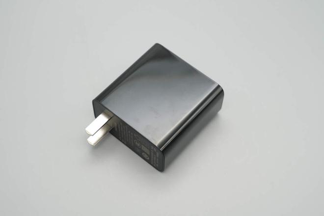 内置风扇快充不发烫红魔80W风冷无线充电座拆解(图2)