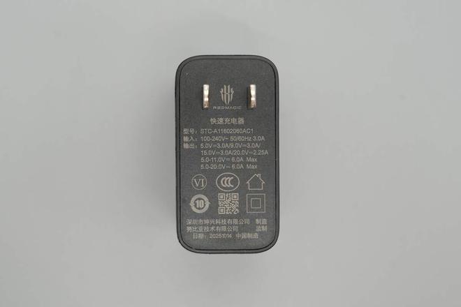 内置风扇快充不发烫红魔80W风冷无线充电座拆解(图3)