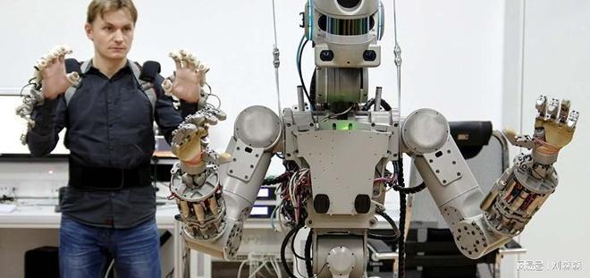 俄罗斯AI机器人首秀摔脸！77%国产零件扛制裁技术差距差在哪？(图5)