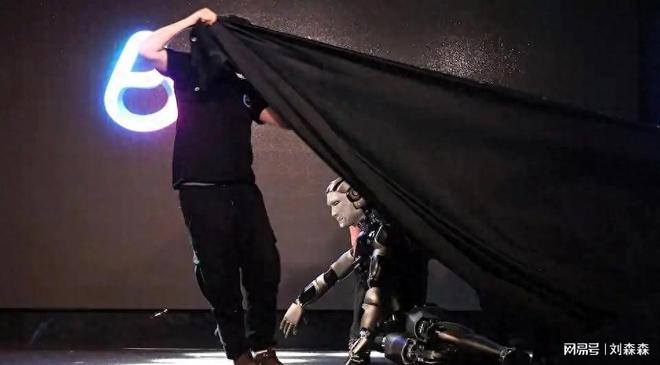 俄罗斯AI机器人首秀摔脸！77%国产零件扛制裁技术差距差在哪？(图1)