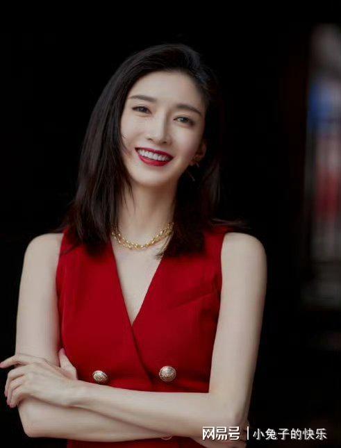 39岁江疏影活动造型引争议脸僵似硅胶被指整容后认不出(图1)