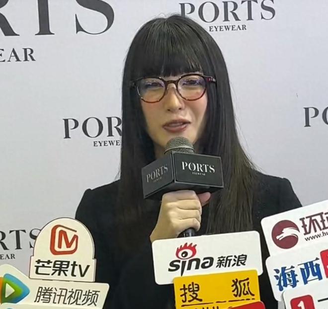 比整容还离谱!39岁江疏影现身活动脸僵似硅胶造型丑到认不出(图1)