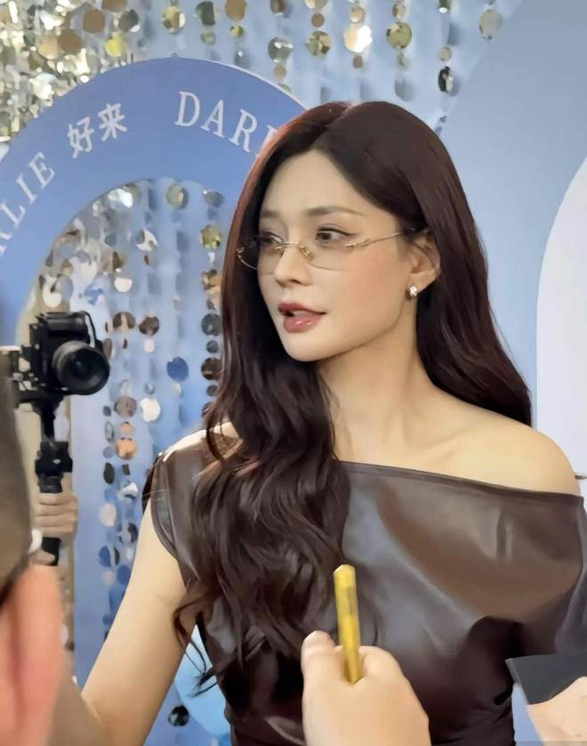 比整容还离谱!39岁江疏影现身活动脸僵似硅胶造型丑到认不出(图9)