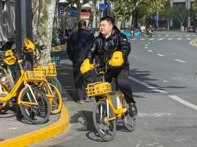 小黄车又戴手套了！网友：可爱更实用(图4)