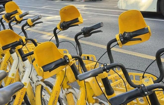 细节里的温暖：这个冬天上海的小黄车悄悄“戴”上了暖手套……(图1)