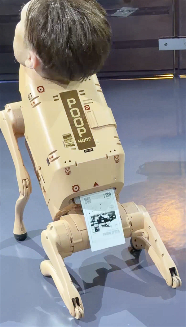 画风诡异!美艺术家展出名人款人头机器狗:能现场“排泄”(图1)