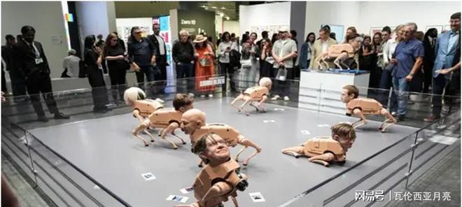 迈阿密巴塞尔艺术展戴着硅胶面具的机器狗居然学马斯克“排泄”(图2)