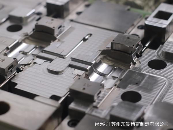 从模具到产品:液态硅胶(LSR)精密注塑的全流程控制要点(图1)