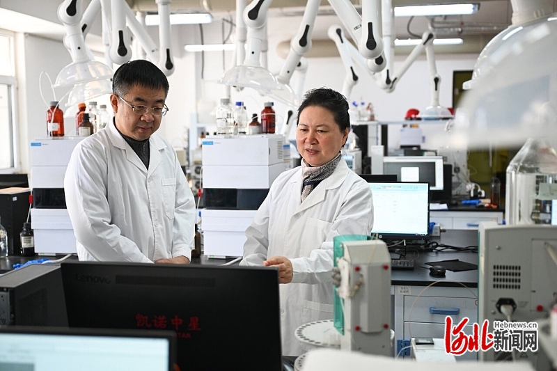 感恩奋进双争有我｜河北科技大学教授孙凤霞家庭：用光刻胶材料点亮“中国芯”(图1)