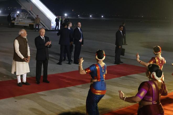 俄乌冲突后普京首访印度：莫迪亲自到机场迎接私人晚宴持续3小时将谈石油武器和驻军(图1)