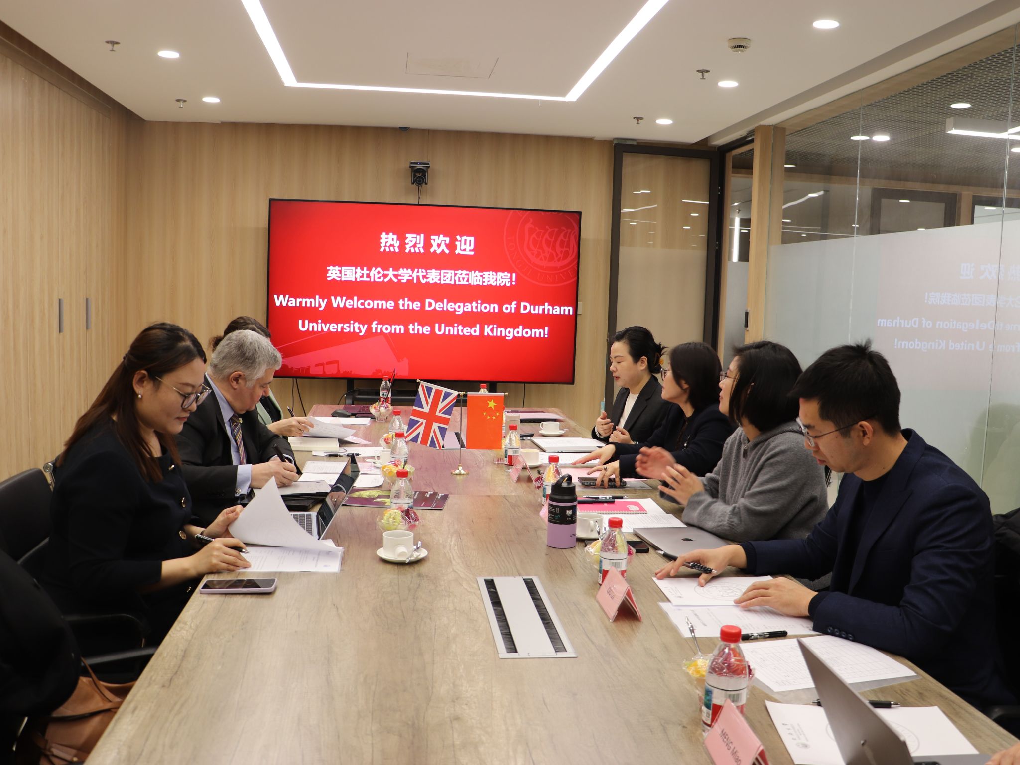 英国杜伦大学理学院代表团访问电子与信息工程学院(图1)