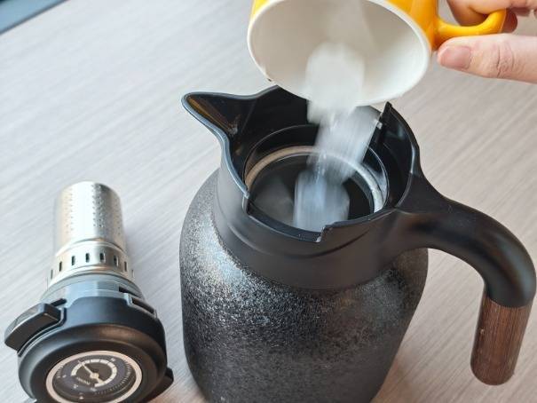 从安全到锁温都拉满！宫菱保温壶测评：欧盟认证+0胶水0重金属(图16)