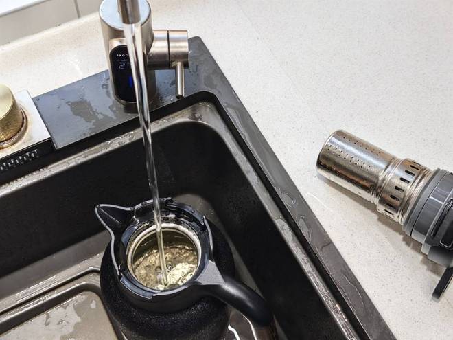 从安全到锁温都拉满！宫菱保温壶测评：欧盟认证+0胶水0重金属(图27)