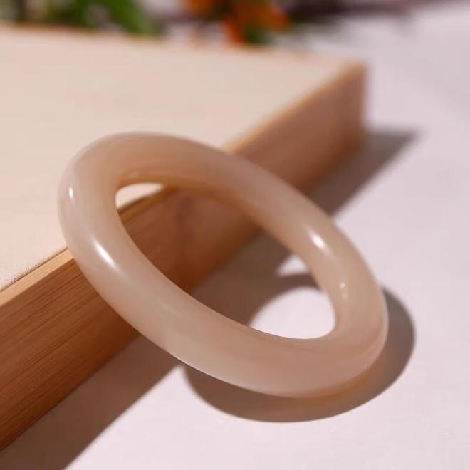 藕粉玉镯：腕间一抹温柔藏尽东方雅韵(图1)