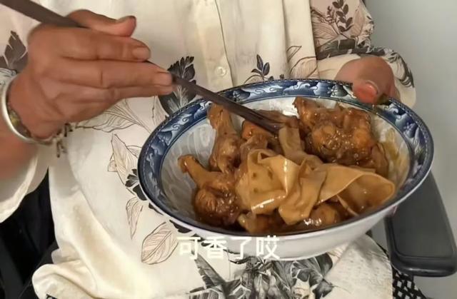 新生用录取通知书做菜?高校回应(图2)