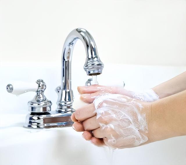 厨房里“超危险”的5个旧东西用久了可能会致癌！该扔就扔(图3)